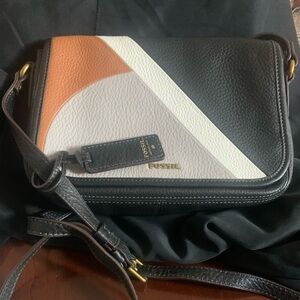 NWOT-FOSSIL LEATHER Crossbody bag. Colors are Black,Brown,Cream,and Gray.